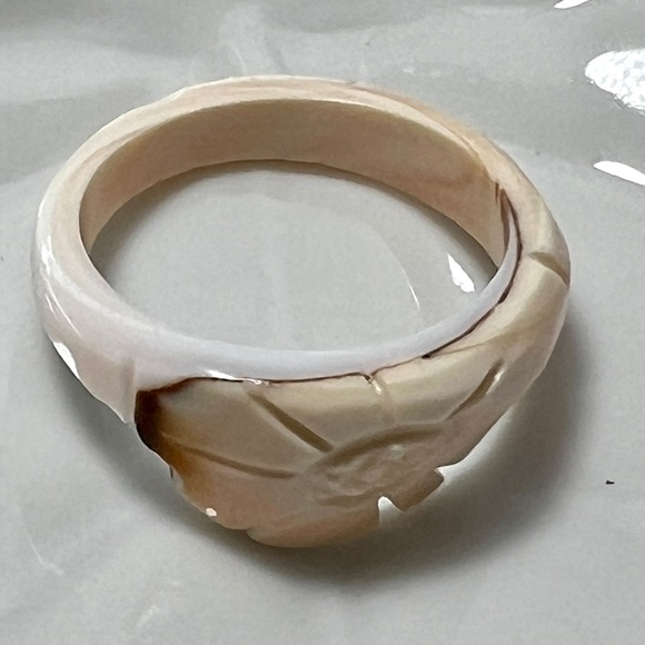 Vintage Natural Shell Ring - Picture 4 of 5